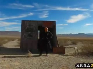 Velika prsi avto mechanic nikki benz analno seks v na desert