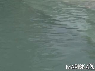 Mariskax – Threesome Fucking on the Lawn: Free HD xxx movie 04